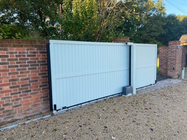Aluminium gate with dark grey finish